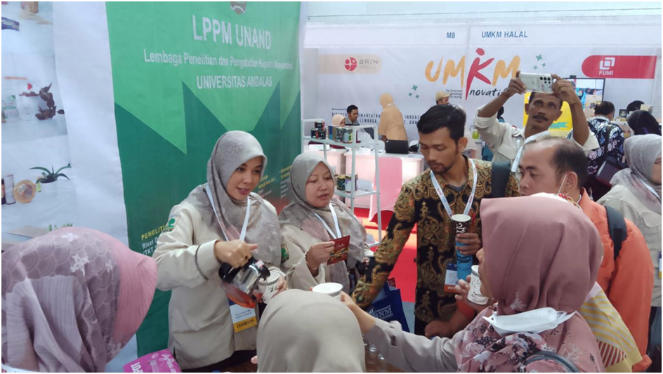 Antusiasme Pengunjung ke Stand Universitas Andalas