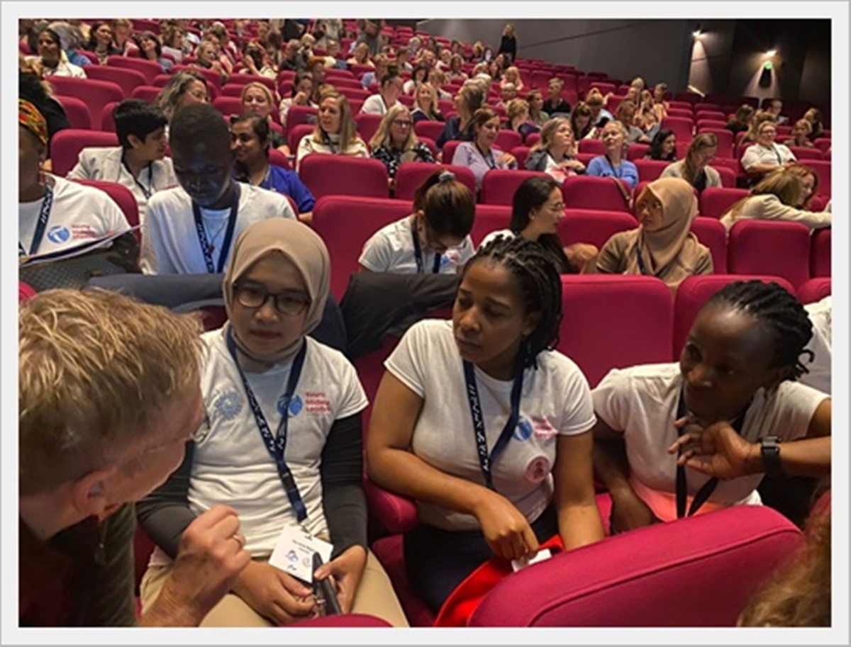 Nita berdiskusi dengan Franka Cadee (Presiden ICM) dan peserta YML dalam 21st International Normal Labour and Birth Research Conference di Aarhus, Denmark (sumber: ICM)